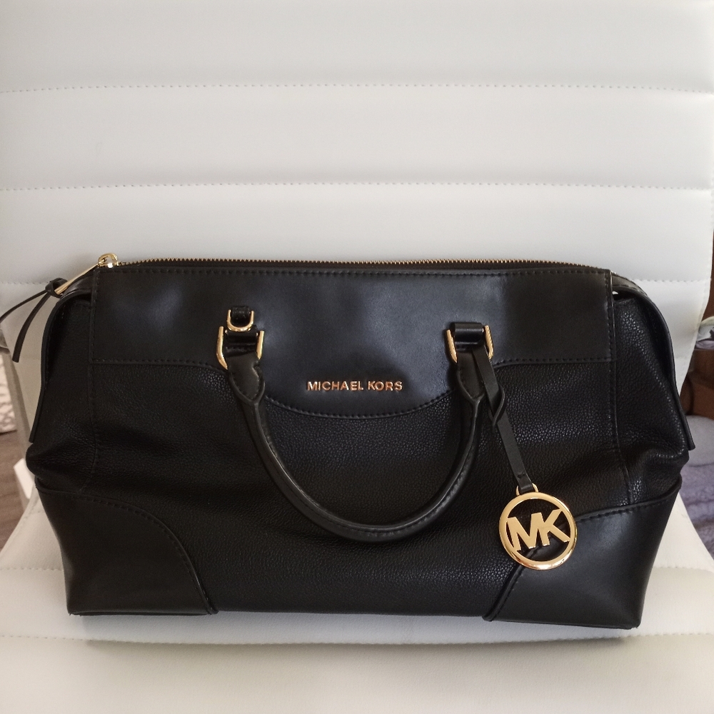 Michael kors black purse with gold zipper